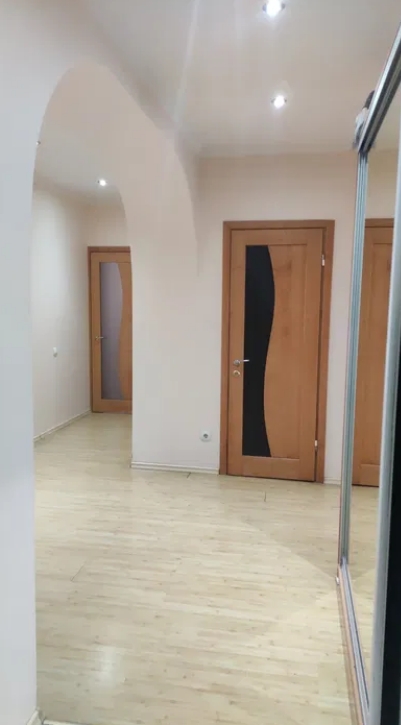 продажа трехкомнатной квартиры номер A-174302 в Киевском районе, фото номер 2